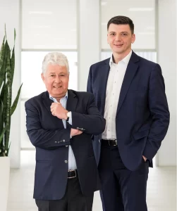 Für die beiden Geschäftsführer Christoph Thomas (links) und Christian Sokcevic (rechts) ist das 100-jährige Firmenjubiläum nicht nur ein Grund auf Vergangenes zurückzublicken, sondern mit voller Kraft an einer vielversprechenden Zukunft zu arbeiten.