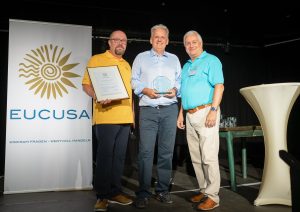 Energy3000 solar GeschäftsführerChristian Bairhuber nahm den EUCUSA Award für „exzellente Mitarbeiterorientierung 2023” von Peter Aichberger und Mario Filoxenidis in Empfang.