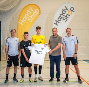 Gilbert Prilasnig, Amin Fazlihodzic, Lukas Reitbauer, Robert Ribic und Mario Haas bei der Präsentation des neuen Sponsoring von HandyShop.cc für die U18 der SK Sturm Graz Akademie.