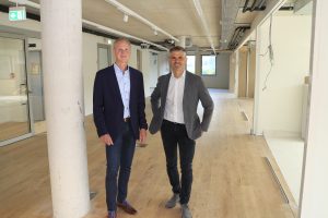 Alexander Nowak und Hannes Rettenbacher, beide Geschäftsführer bei Comtech IT-Solutions,
in den zukünftigen Räumlichkeiten des Teams.