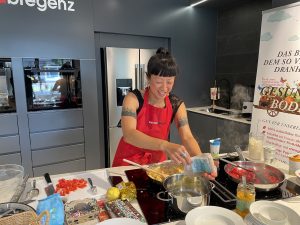 So kocht Österreich: Auf die Frage nach der bevorzugten Küche geben 66% an, dass sie am liebsten Klassiker aus der österreichischen Küche zubereiten. Besonders hoch ist dieser Wert bei den Personen, die täglich kochen.