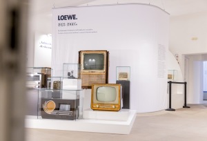 Die Jubiläumsausstellung „Design und Innovation – Made by Loewe“ wird aufgrund des großen Erfolgs und der Nachfrage bis Mitte 2024 verlängert.