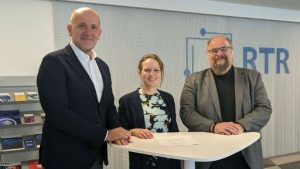 Wolfgang Struber (RTR Medien), Natalie Harsdorf-Borsch (BWB), Michael Ogris (KommAustria) (v.l.n.r.) unterzeichnen die Kooperations-Vereinbarung.