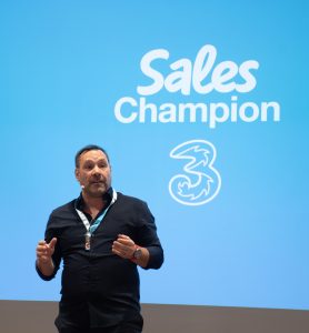Das SalesChampion Event eröffnete Drei-VL Thomas Dötzl mit seinem Motivationsvortrag und dabei gab er den Teilnehmern eine wichtige Botschaft mit: „Ihr seid das Bindeglied in Zukunft!