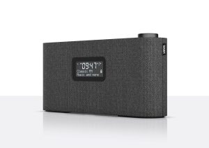 Das Loewe radio.frequency bietet mobilen Akkubetrieb, Stereoklang, DAB+, DAB sowie FM-Empfang und gibt Audiosignale via Bluetooth wieder.