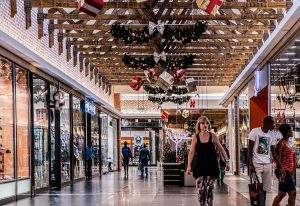 Mit dem Black Friday erreichen die Vorweihnachts-Einkäufe einen ersten Höhepunkt, doch der Start in die Weihnachtssaison ist laut Handelsverband noch verhalten.
