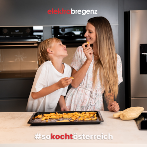 Mit der neuen Kampagne setzt elektrabregenz die Küche als Mittelpunkt des Heims in Szene.