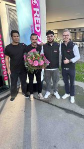 Kitchen at Work-Chef Amjad El Youssef (Mitte, mit Blumenstrauß) freut sich über die Eröffnung des RED ZAC-Shops im 22. Bezirk in Wien. (Foto: RED ZAC)