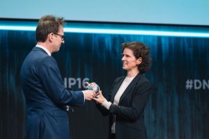 Rebecca Steinhage nahm den Deutschen Nachhaltigkeitspreis 2023 stellvertretend für Miele am 23. November 2023 bei der Verleihung in Düsseldorf entgegen. (Foto: Miele/Dariusz Misztal.)