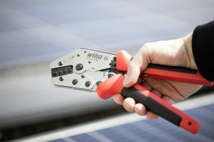 Mit dem Wiha Photovoltaik Crimpwerkzeug können Solarkabel einfach vercrimpt werden.
