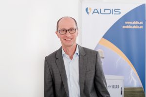 „Durch unsere langjährige und bewährte Partnerschaft mit Siemens hatten wir optimale Voraussetzungen für eine reibungslose Übernahme. Die BLIDS-Kunden können sich weiterhin auf exakte Blitzdaten und eine serviceorientierte Dienstleistung verlassen“, sagtWolfgang Schulz, Leiter von ALDIS/BLIDS.