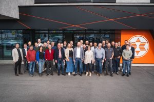 Gruppenbild: Zum siebten Expert Installations-Workshop fanden sich rund 30 Teilnehmerinnen und Teilnehmer bei Expert Gamsjäger in
Bergland bei Ybbs ein.