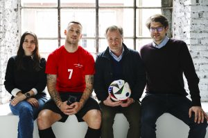 Krisztina Szabo (vivo Austria), Marko Arnautović (Nationalspieler), Leonhard Pranter (Next Sport Marketing), Christoph Neuhold (Sporteo) bei der Bekanntgabe der Sponsorship von vivo für die UEFA EURO 2024.