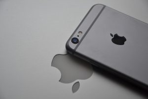 Nach Ansicht des US-Justizministeriums hat Apple seine Marktposition bei Smartphones durch wettbewersschädigendes Verhalten aufrechterhalten.