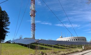 Die Sendeanlage am Freinberg wird seit März 2024 mit nachhaltigem Strom aus Sonnenenergie betrieben.