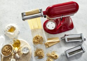 Mit den passenden Vorsätzen verwandelt sich die KitchenAid-Küchenmaschine schnell in eine Nudelmaschine.