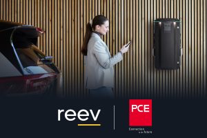 reev und der österreichische Hardware-Hersteller PCE möchten einen entscheidenden Beitrag zum flächendeckenden Zugang zur Elektromobilität leisten.