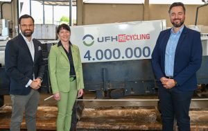 UFH RE-cycling-GF Robert Töscher, Co-Geschäftsführerin Michaela Braun und Betriebsleiter Stefan Hausberger präsentieren einen „Meilenstein“: 4 Millionen recycelte Kühlgeräte.