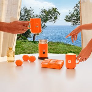Die neue Nespresso Sommerkollektion besticht durch leuchtende, fröhliche Farben. Im Mittelpunkt der Farbpalette steht ein prägnantes Mandarin Orange.