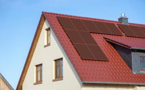 Die neuen Photovoltaikmodule von Sonnenkraft soll sich harmonisch in Ziegeldächer einfügen.
