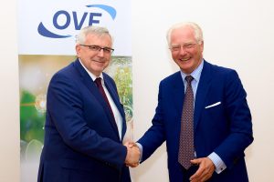 Gerhard Fida (links) ist neuer OVE-Präsident. Er übernahm das Amt von seinem Vorgänger Kari Kapsch.