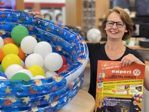 Expert Oberklammer-GF Monika Forster mit den Gewinnlosen, die in Luftballons verpackt wurden
und dem Aktions-Flugblatt.