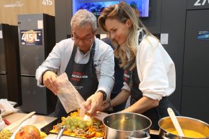 Mit „Austria’s next Küchenchef:in“ hat elektrabregenz ein spannendes Content-Format geschaffen. Dieses Erlebnis und die Verbindung von Kochen, Design und Innovation sollen auch bei den Elektrofachhandelstagen wieder erlebbar sein.