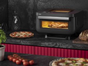 AEG zeigt auf den diesjährigen EFHT einige spannende Neuheiten – darunter der freistehende 3-in-1 Pizzaofen, der Pizzaofen, Air Fryer und Backofen in einem Gerät vereint.