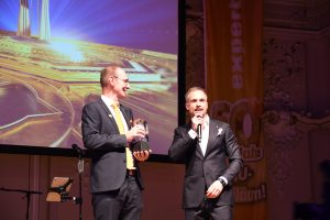 Expert International-GF Jens Stroemnes überbrachte nicht nur Grußworte, sondern auch eine Trophäe als Erinnerung an das Jubiläum.