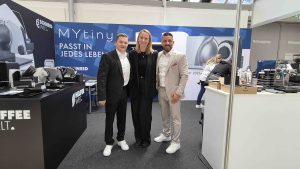 Das GRAEF-Team stellte seinen Fachhandelsfokus auch auf den diesjährigen EFHT unter Beweis. (v.li.): Head of Sales Austria Ralf Heinitz, GRAEF Geschäftsführerin Franziska Graef und Vertriebsprofi sowie Branchenkenner Berat Yeryaran. (Foto: Redaktion)