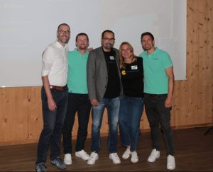 Gemeinsam gewachsen: Vertreterinnen und Vertreter von ATB-Becker und SOLARWATT bei der Jubiläumsfeier.