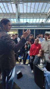 Nach einer kurzen Begrüßung und einer knappen Einweisung starteten die Lehrlinge die geführten Rundgänge durch die Messehallen.