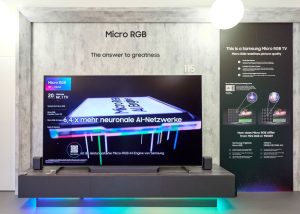 In Linz rückt der Hersteller in der UE die Ausprägungen von Künstlicher Intelligenz wie Vision Companion, den AI Fußballmodus, AI Sound oder Smart Things in den Mittelpunkt – zusammen mit dem aktuellen Line-up wie z.B. bei Micro RGB-TVs.