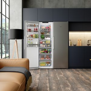 Mit seinen neuen eintürigen Standgeräten für Kühlen und Gefrieren legt Siemens einen Klassiker neu auf: Die Modelle lassen sich entweder als minimalistische Einzelgeräte nutzen oder zur Side-by-Side-Kombi verbinden.