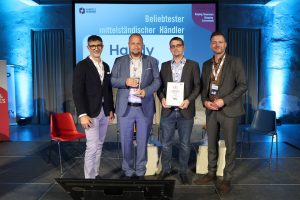 Den Pokal nahmen Robert Ribic und Peter Ribic persönlich von HV-Geschäftsführer Rainer Will entgegen.