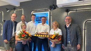 Alfred Kapfer überbrachte gemeinsam mit Christoph Stadlbauer die Glückwünsche der
Expert Zentrale (v.l.n.r. Alfred Kapfer, Prokurist Wolfgang Aigner, Antonia Pfeifenberger,
Sebastian Landschützer, Josef und Christina Landschützer, Christoph Stadlbauer)