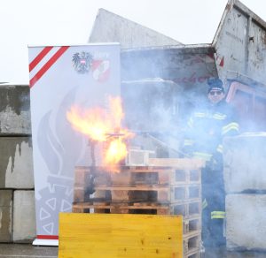 Wie brandgefährlich beschädigte Lithium-Akkus und -Batterien sind, darüber konnte man sich bei einer Demonstration des EAK mit den Entsorgungsverbänden bei der Firma Saubermacher ein Bild machen.
