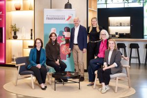 Die Spendenkooperation zwischen der BSH und dem Verein der autonomen Frauenhäuser wurde vergangene Woche von Beate Malekzadeh-Forstner (Geschäftsführerin, AÖF), Merle Wurps (Fundraising & Sponsoring, AÖF), Andreas Diepold (CEO, BSH), Lisa Vockenhuber (Unternehmenskommunikation, BSH), Alexandra Dietmair (CFO, BSH), Kerstin Bohner (Teamleitung der Informationsstelle gegen Gewalt, AÖF) (v.l.n.r.) vorgestellt.