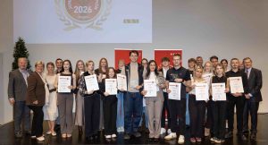 17 Lehrlinge aus ganz Österreich gingen beim „Junior Sales Champion National 2026“ ins Rennen. (Bild: WKS/Camera Suspicta/Susi Berger)