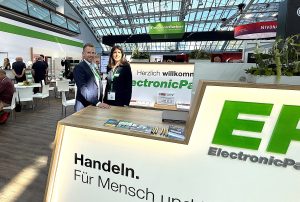 Geschäftsführer Michael Hofer und Regina Gornik, die vor Kurzem die kaufmännische Leitung übernommen hat, durften heuer wieder zahlreiche Mitglieder am Messestand bergüßen.