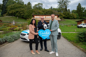Übergabe der 500.000sten go-e Wallbox an die Diakonie de La Tour für das Projekt Gartenhof durch Susanne Palli (go-e CXO) und Christian Philipp (go-e CCO).